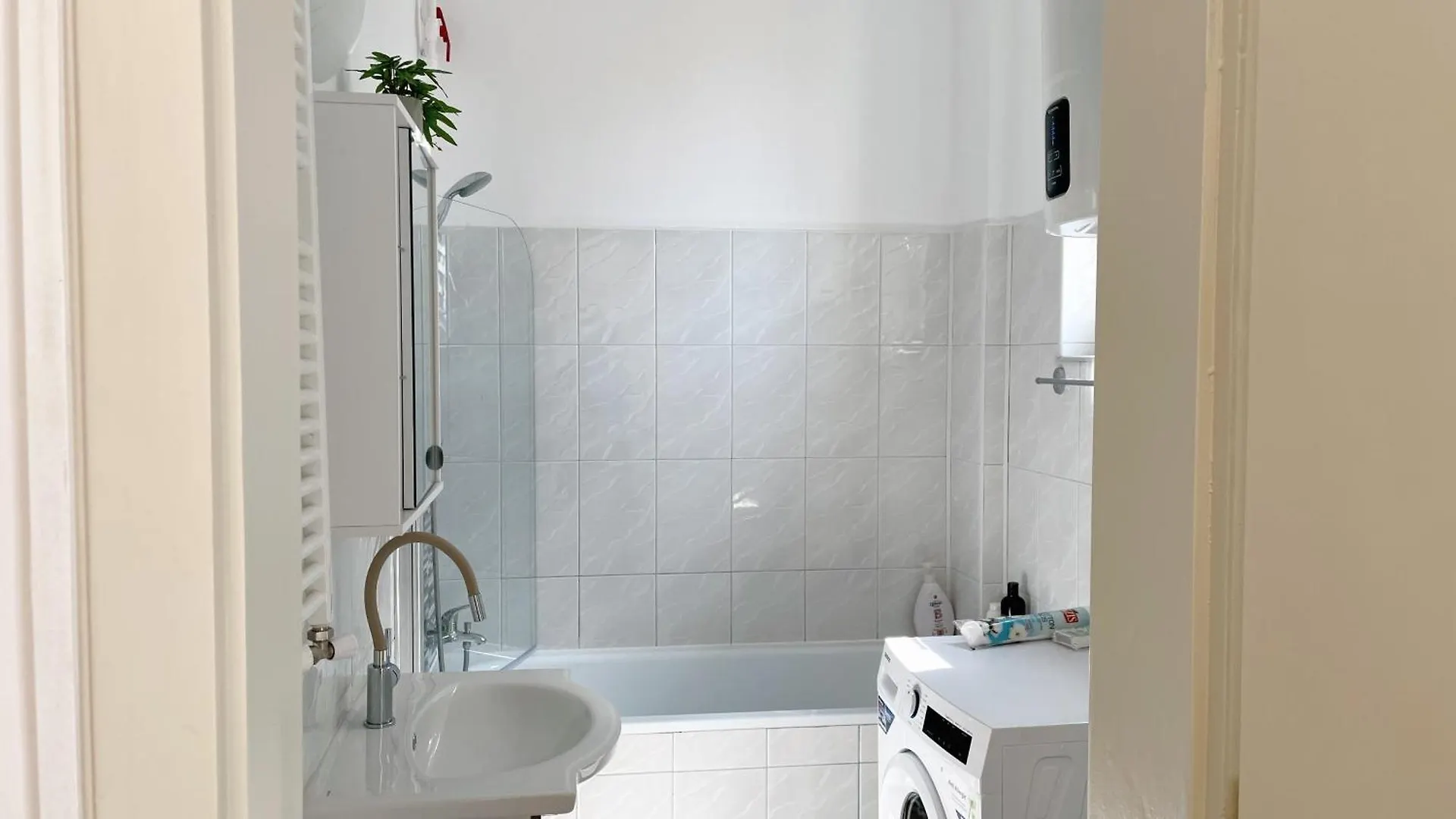 Pinkfluid - Charming Studio In Prime Location Bükreş